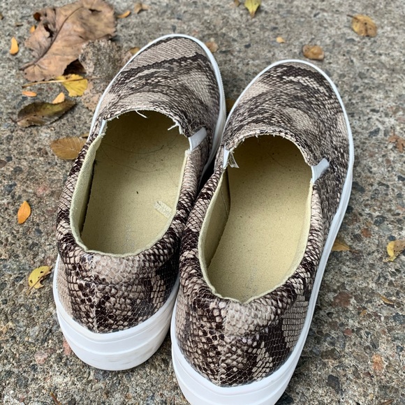 Super cute snake print American eagle slide ons - Picture 5 of 5